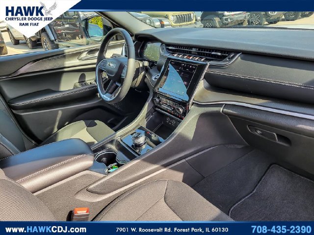Certified 2025 Jeep Grand Cherokee Laredo w/ Luxury Tech Group I AWD/4WD image 31