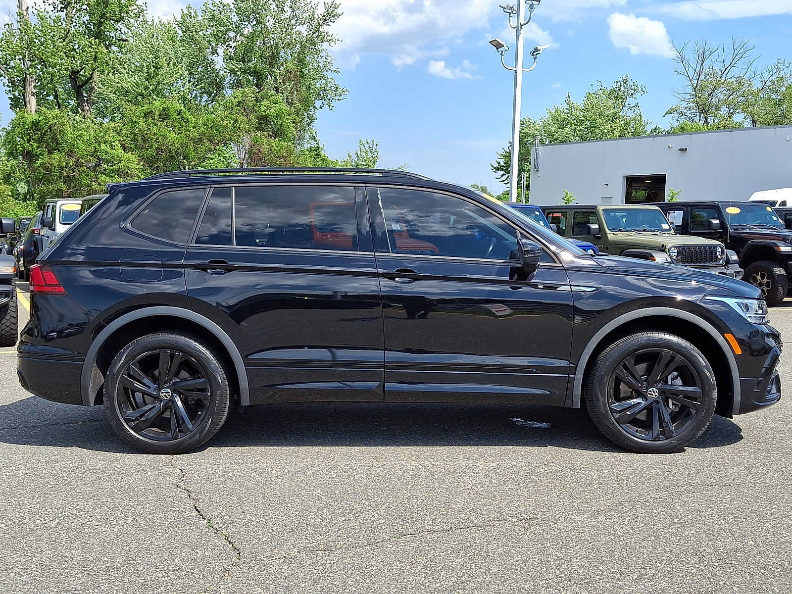 Used 2023 Volkswagen Tiguan SE R-Line FWD image 7