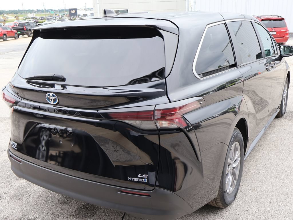 Used 2024 Toyota Sienna LE FWD image 5