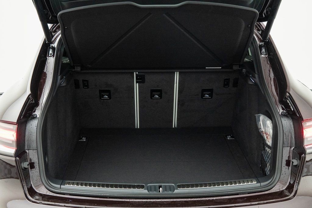 Certified 2023 Porsche Macan image 11