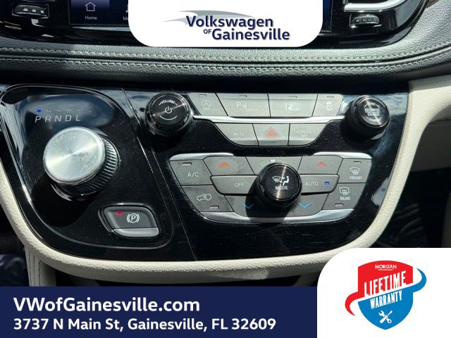Used 2024 Chrysler Pacifica Limited FWD image 24