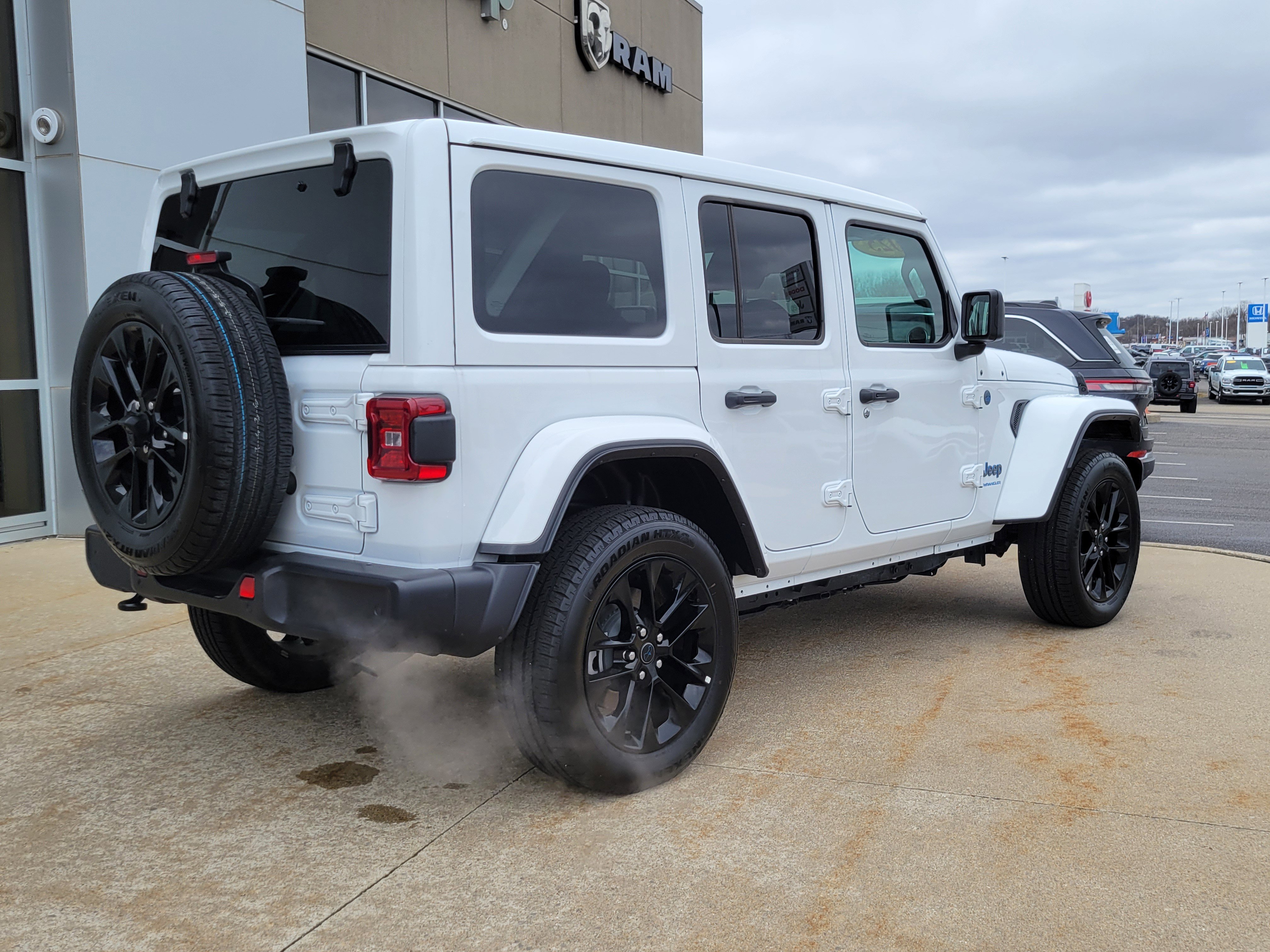 Used 2025 Jeep Wrangler Unlimited Sahara w/ Safety Group image 4