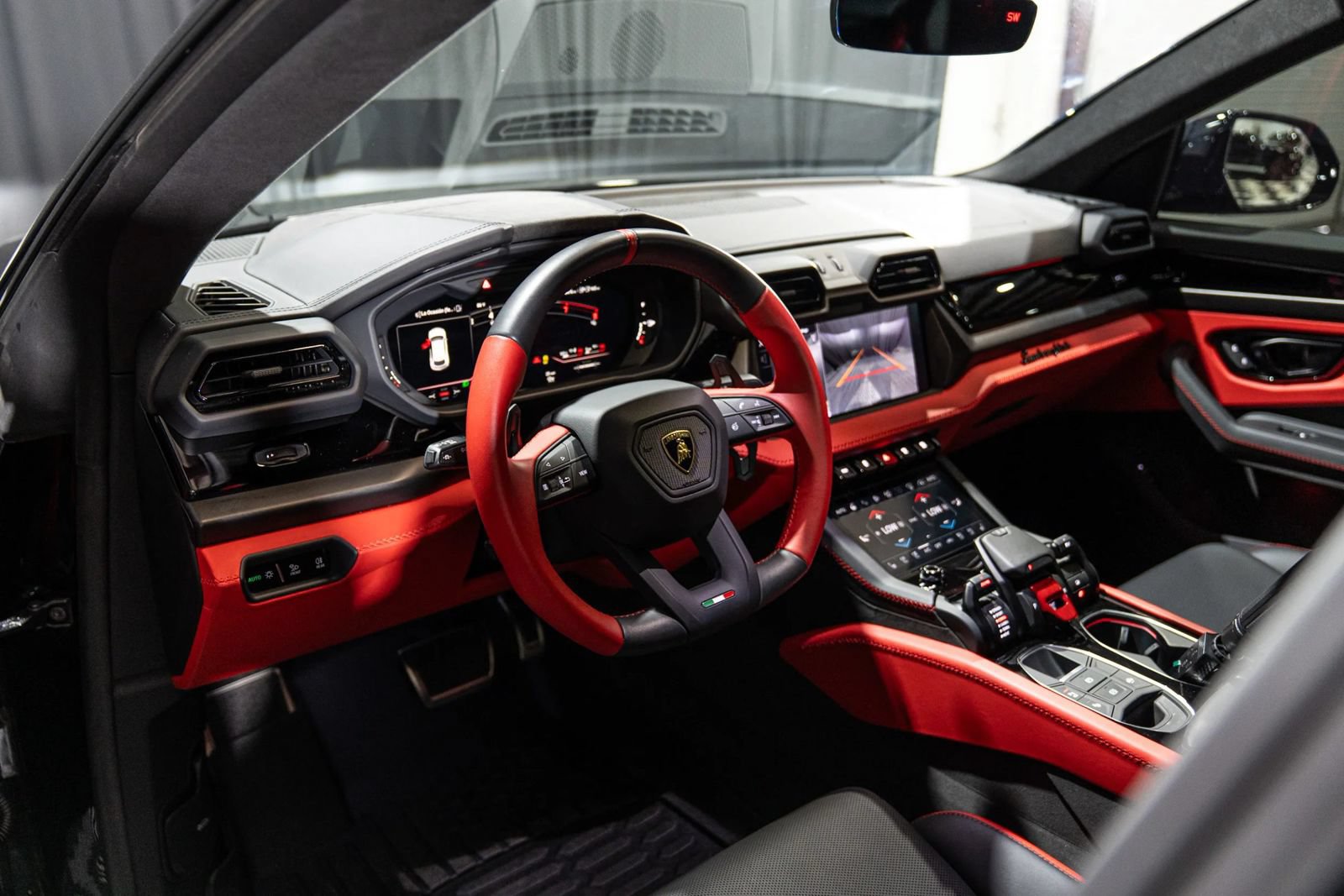 Used 2025 Lamborghini Urus SE AWD/4WD image 15