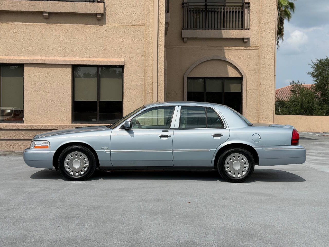 Used 2004 Mercury Grand Marquis LS RWD image 3