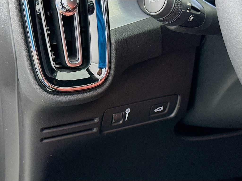 Used 2019 Volvo XC40 T5 Momentum image 10