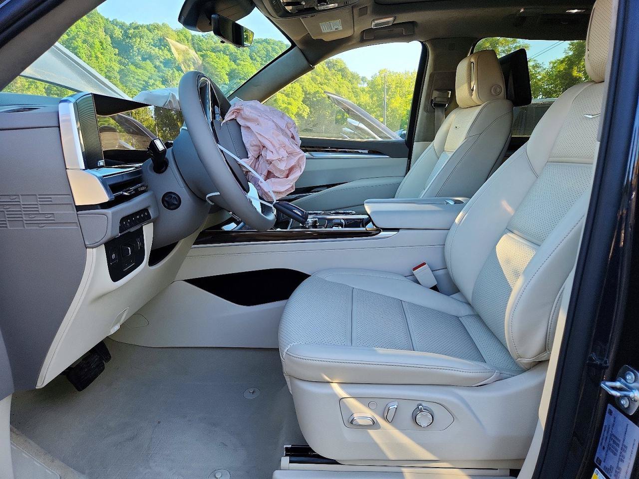 Used 2026 Cadillac Escalade ESV Platinum Luxury AWD/4WD image 6