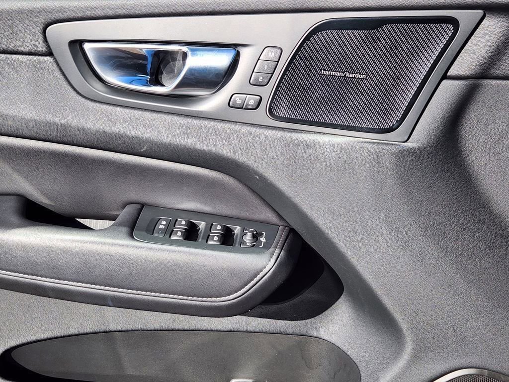 Used 2023 Volvo XC60 B6 Ultimate w/ Climate Package image 17