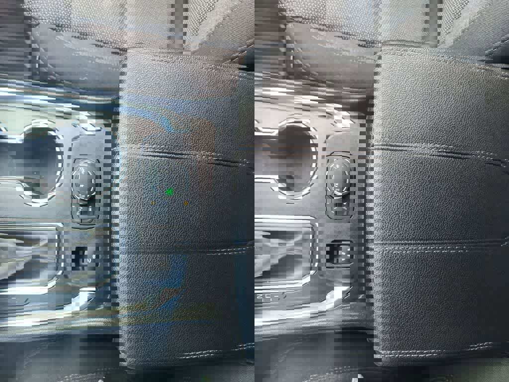 Used 2023 Chevrolet Traverse LT w/ Rear Camera Mirror Package image 20