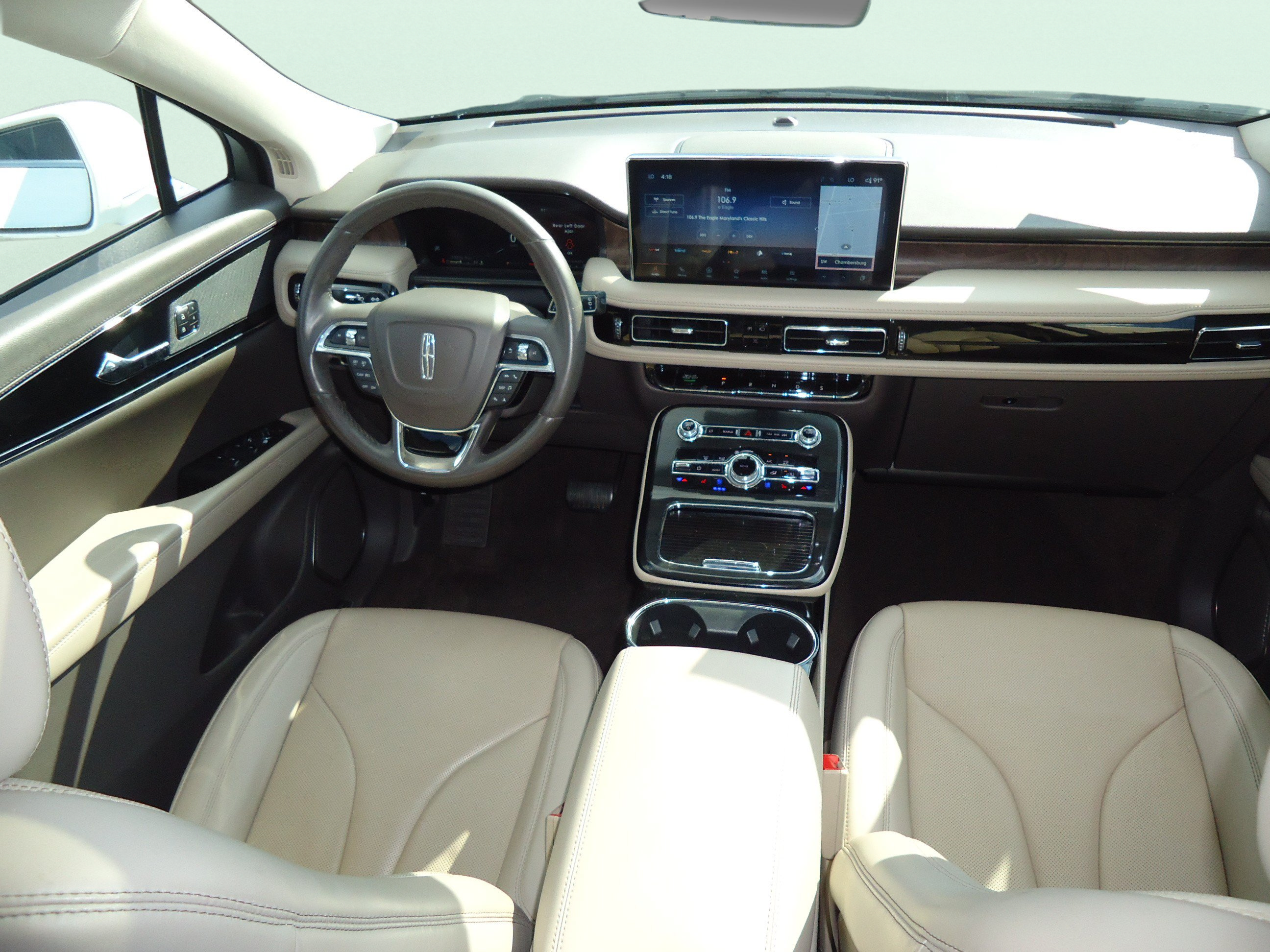 Used 2023 Lincoln Nautilus Reserve w/ Cargo Utility Package AWD/4WD image 10