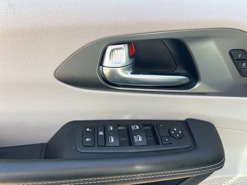 Used 2024 Chrysler Pacifica Touring-L image 13