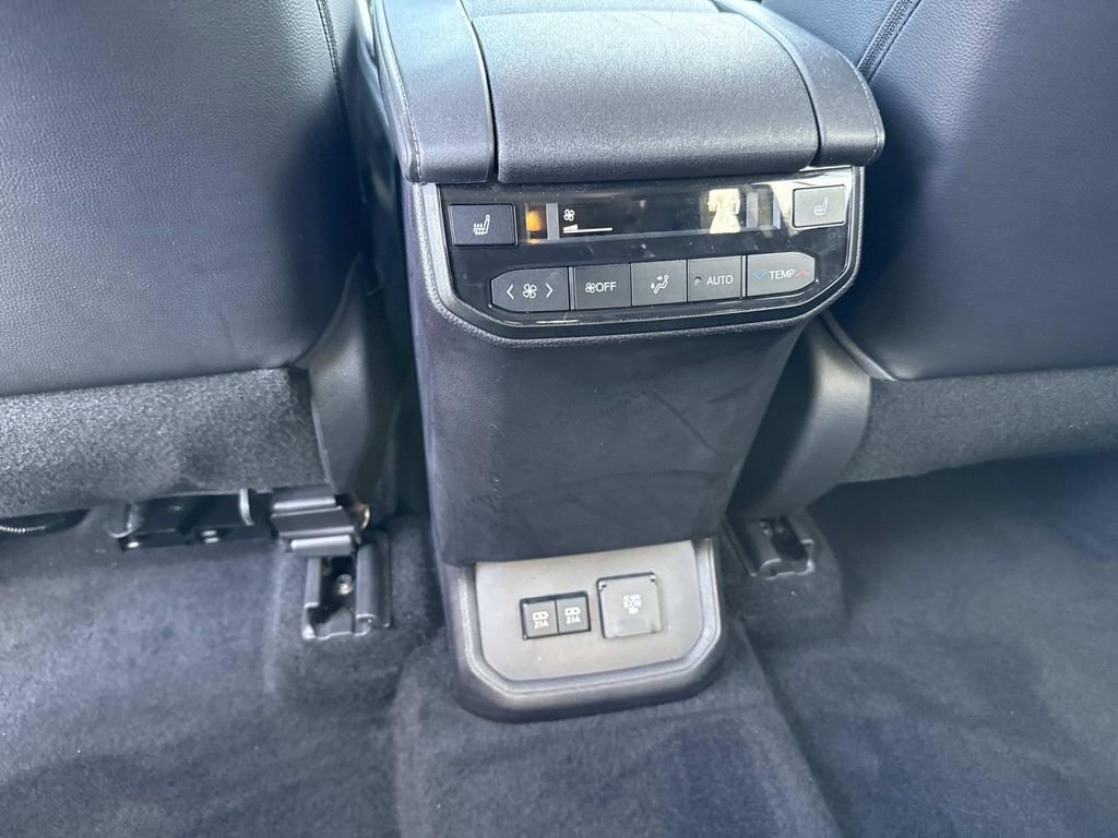 Used 2021 Toyota Highlander Platinum image 22