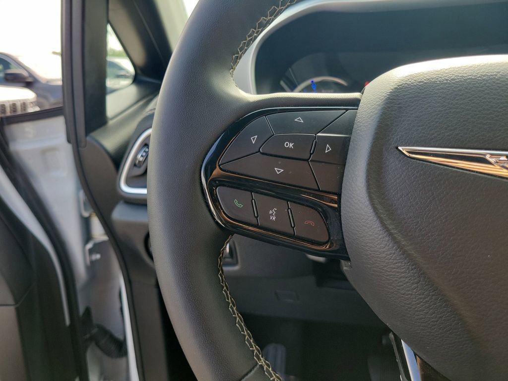 Used 2024 Chrysler Pacifica Limited FWD image 30