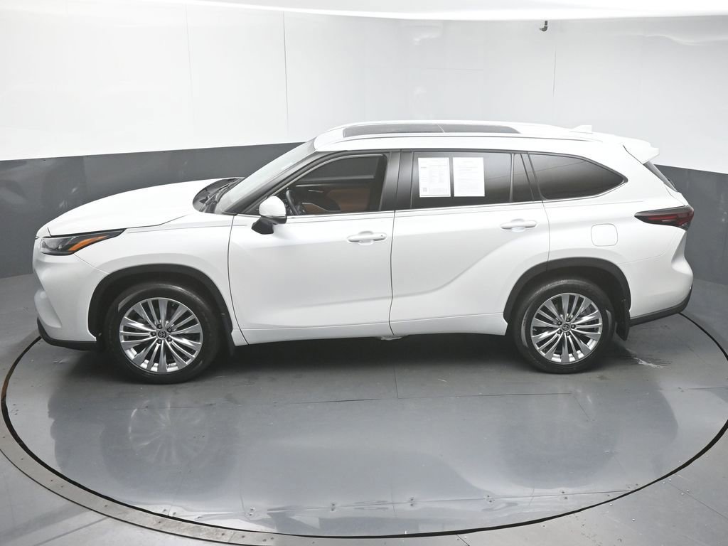 Used 2024 Toyota Highlander Platinum FWD image 46