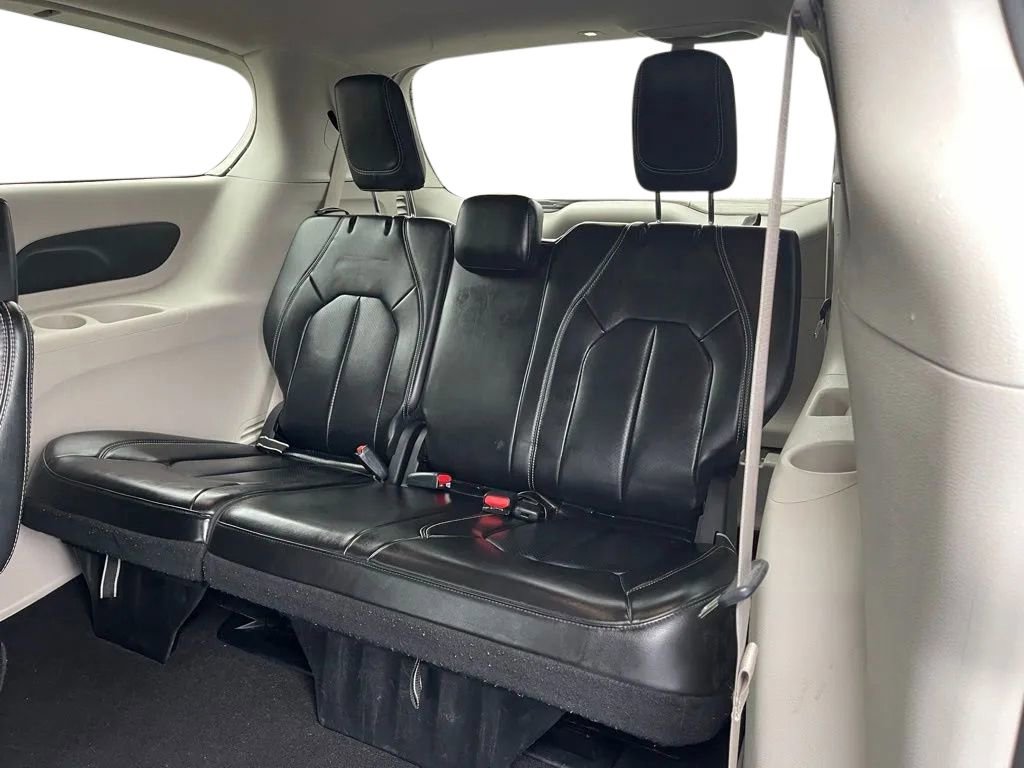 Used 2023 Chrysler Pacifica Touring-L image 14