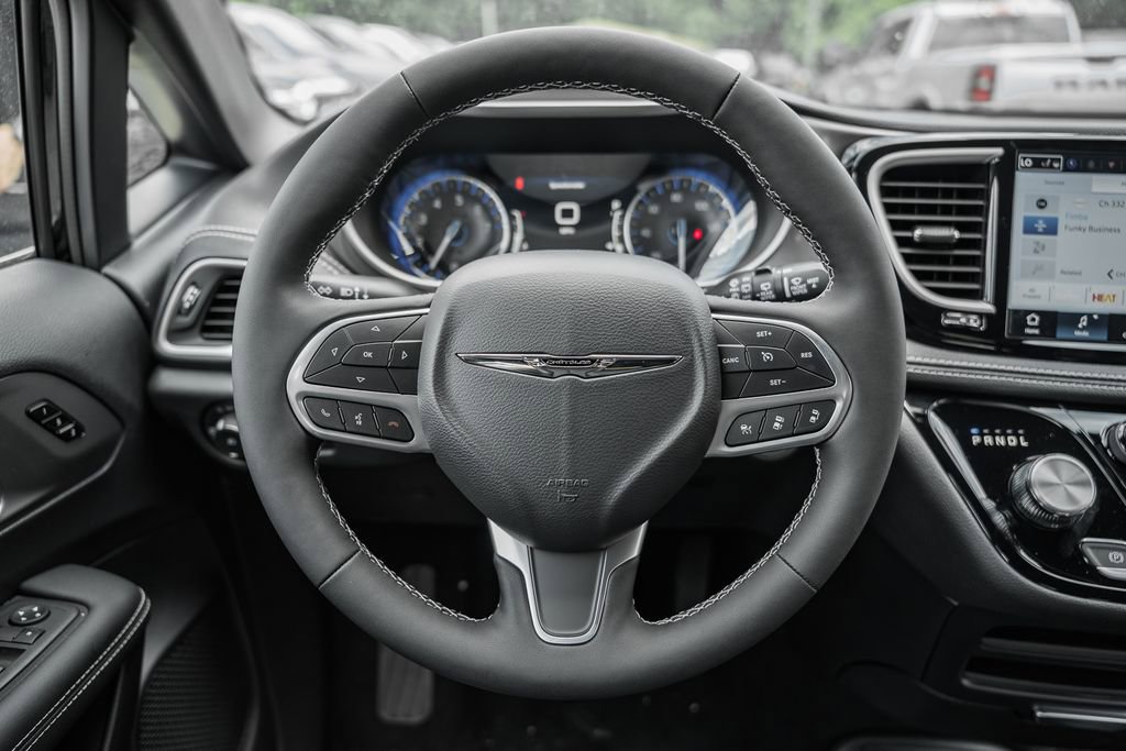 New 2025 Chrysler Pacifica Select image 25