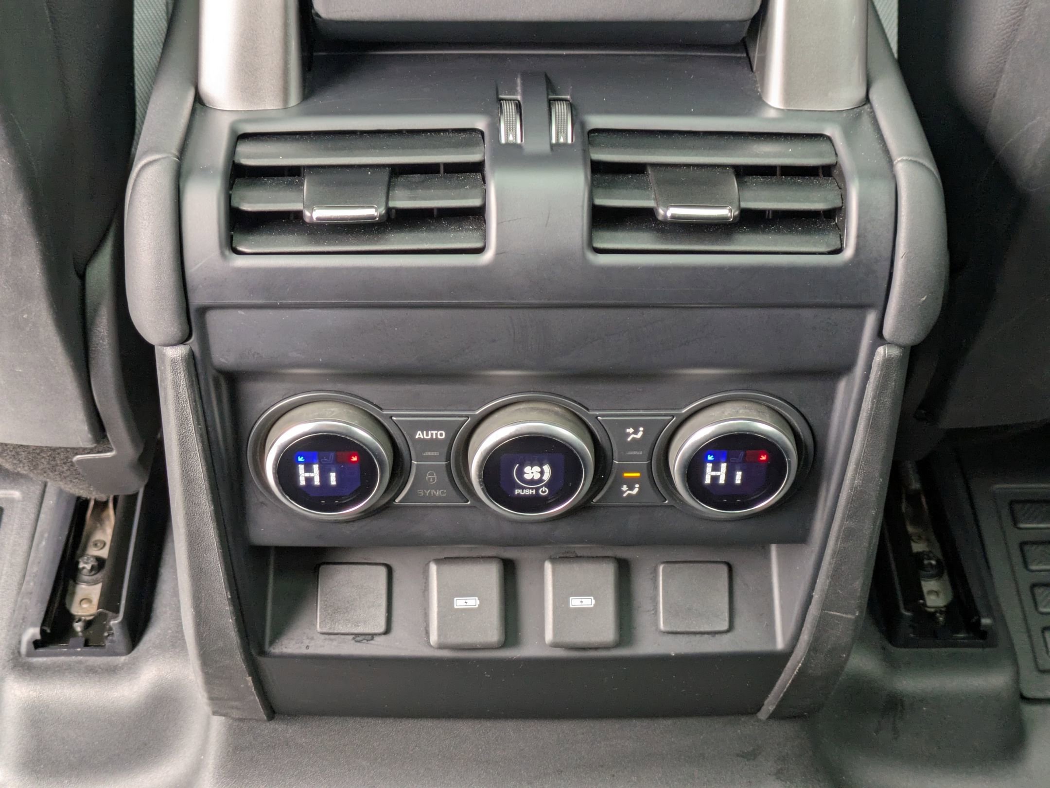 Used 2024 Land Rover Defender 130 X-Dynamic SE image 25