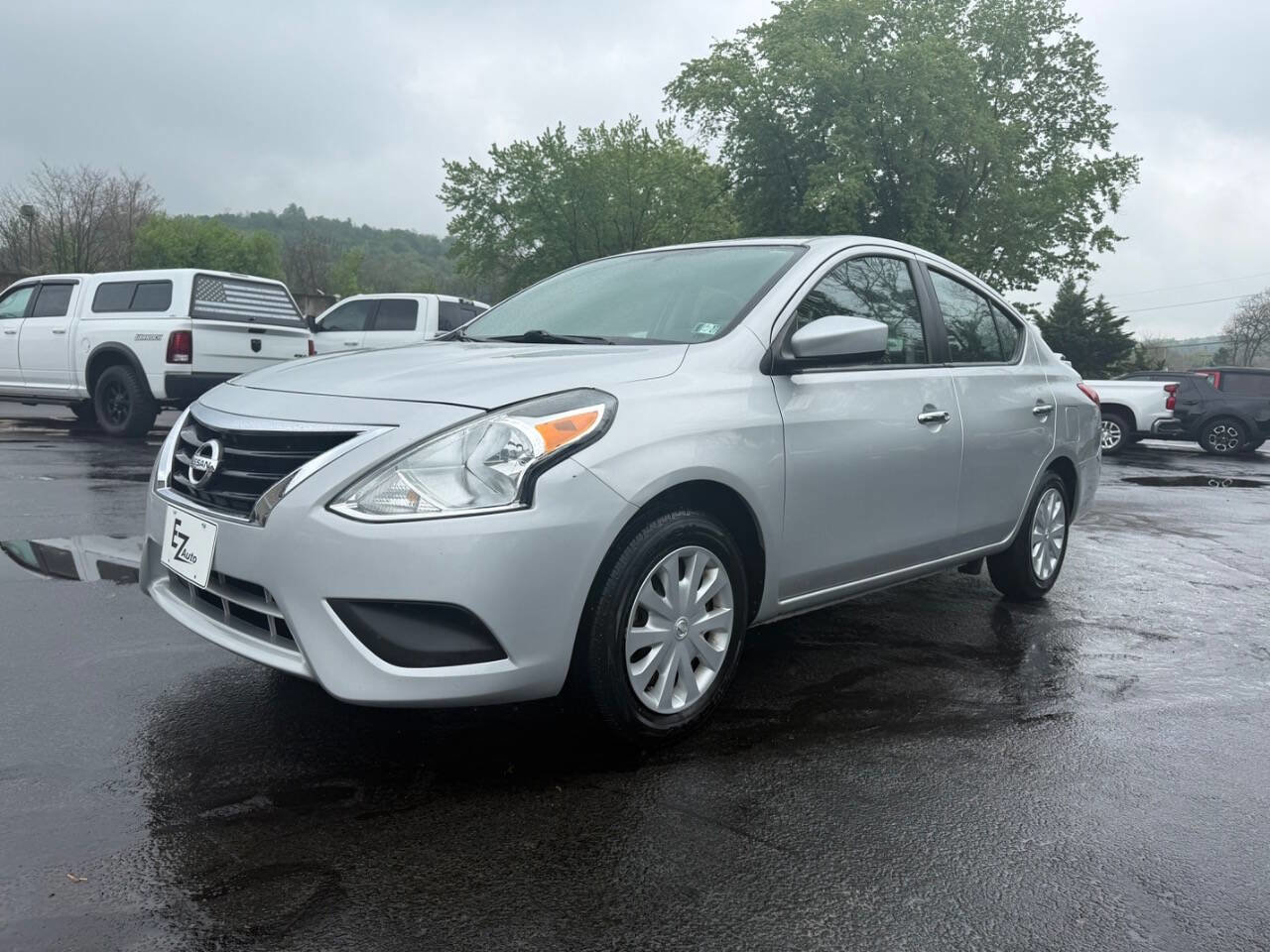 Used 2017 Nissan Versa SV FWD image 4
