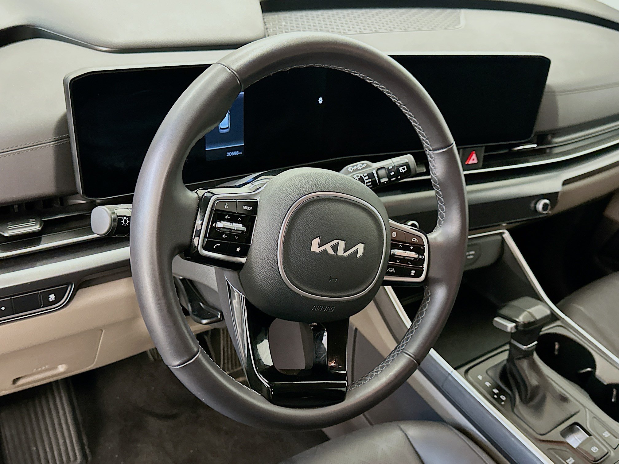 Used 2026 Kia Carnival FWD image 18