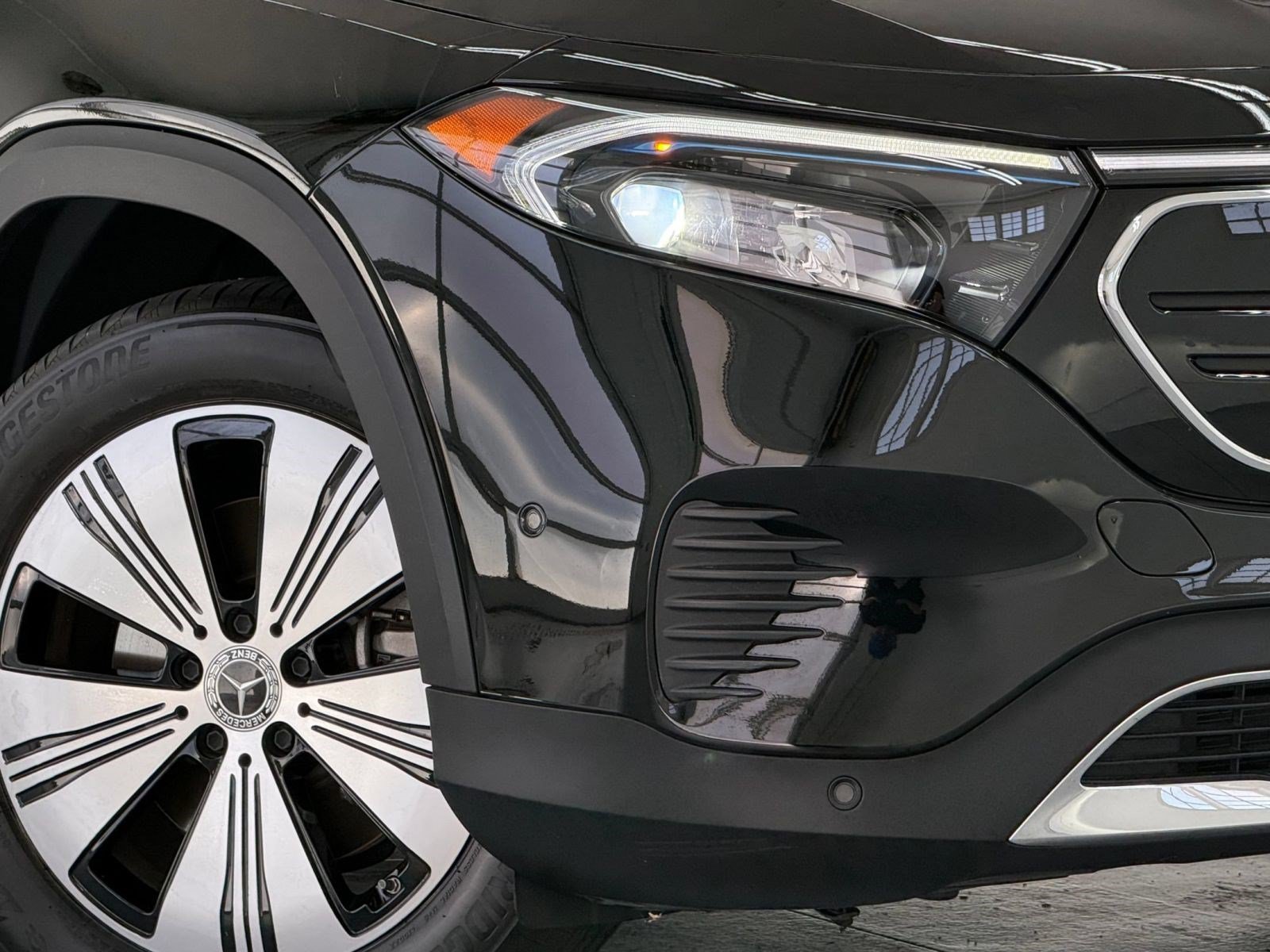 Used 2023 Mercedes-Benz EQB 300 4MATIC image 10