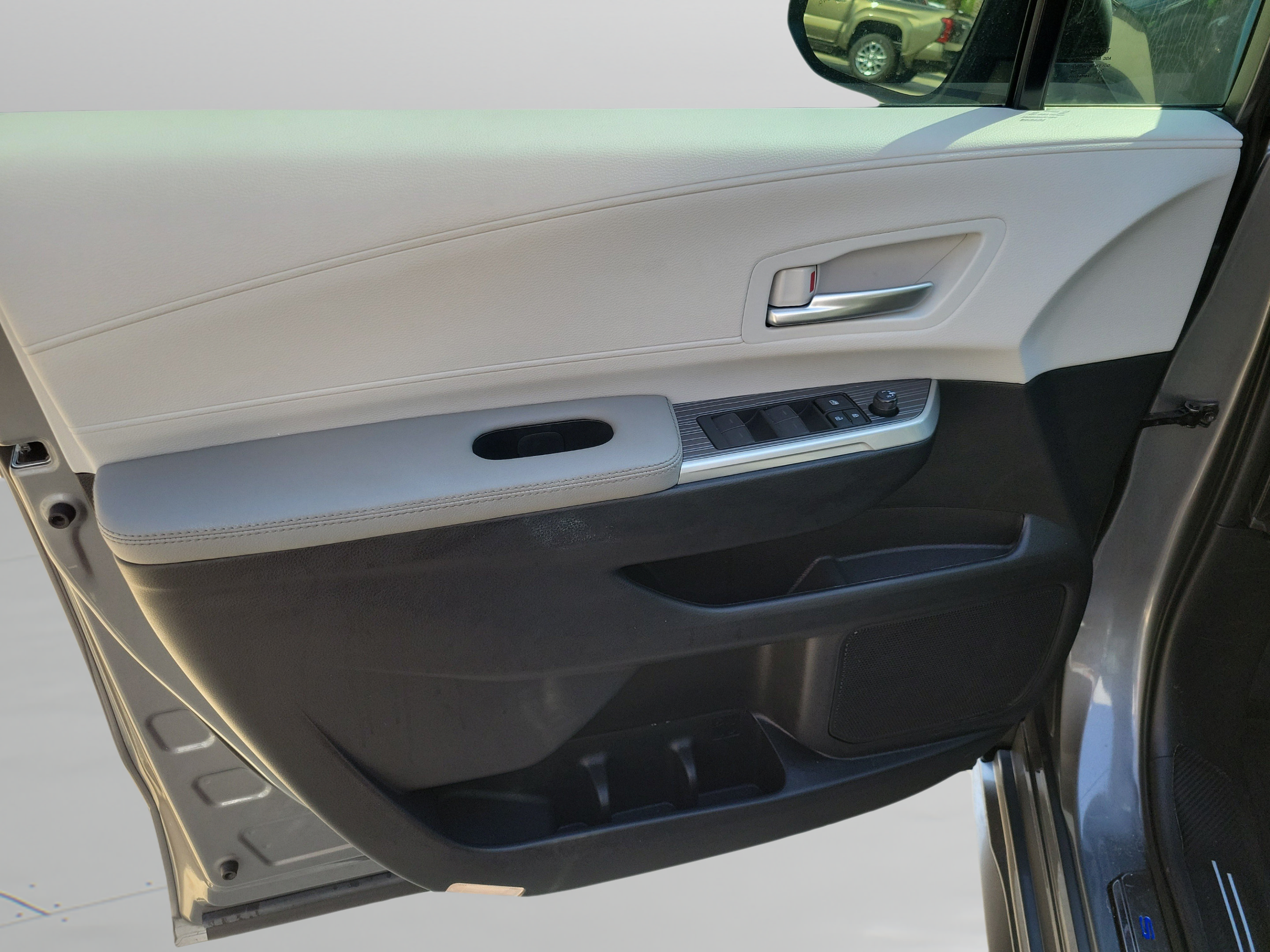 Certified 2026 Toyota Sienna XLE FWD image 12