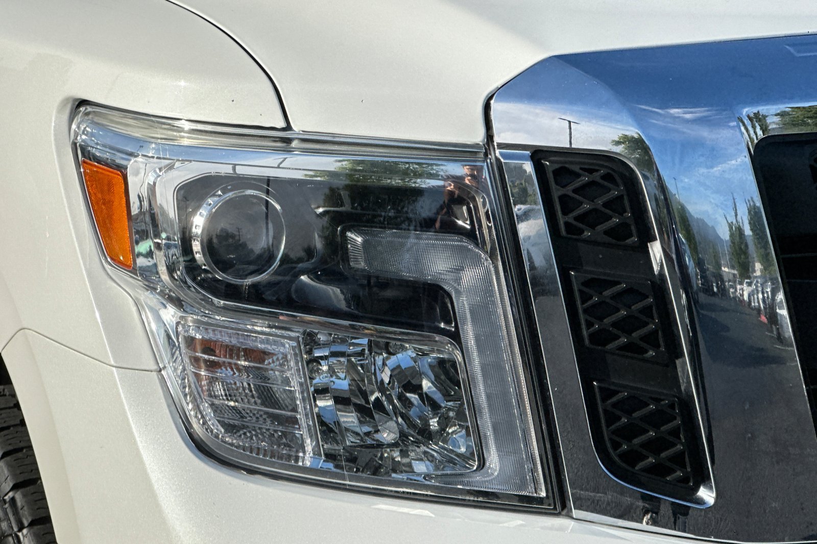 Used 2018 Nissan Titan SL AWD/4WD image 11