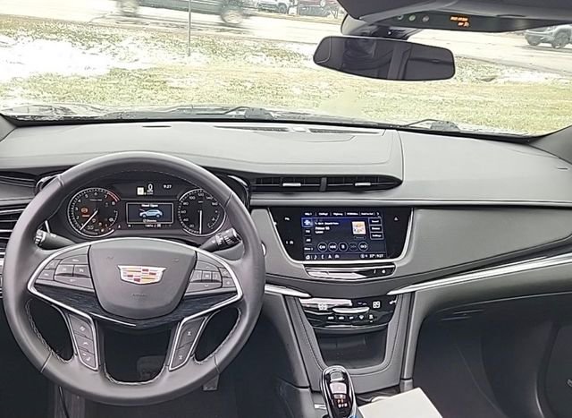 Used 2025 Cadillac XT5 Premium Luxury image 3
