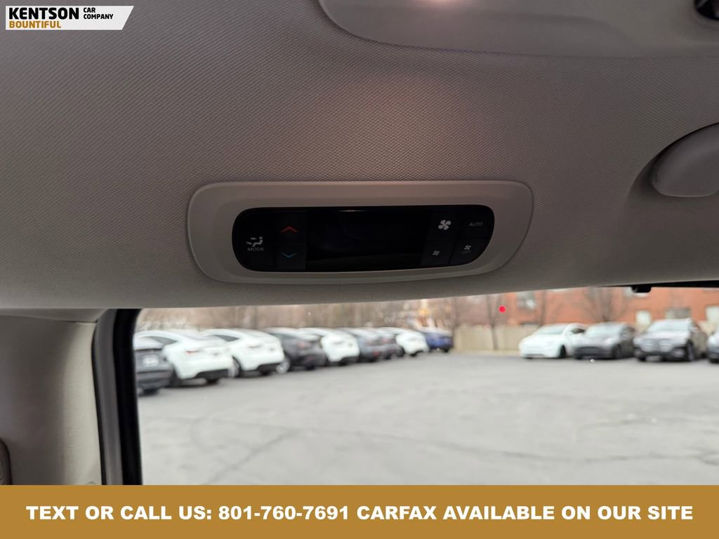 Used 2024 Chrysler Pacifica Touring-L image 32