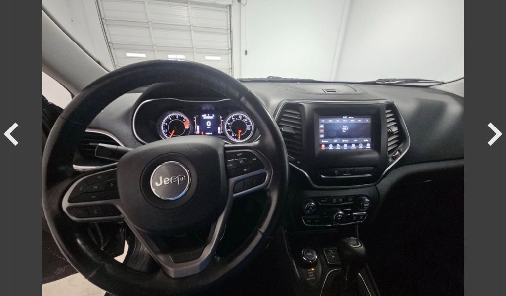 Used 2020 Jeep Cherokee Latitude Plus w/ Cold Weather Group AWD/4WD image 5