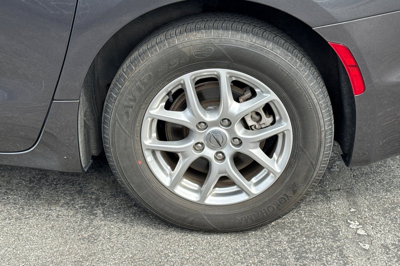 Used 2023 Chrysler Pacifica Touring-L FWD image 4