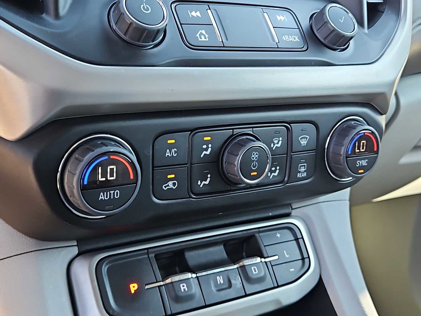 Used 2023 GMC Acadia SLT image 24