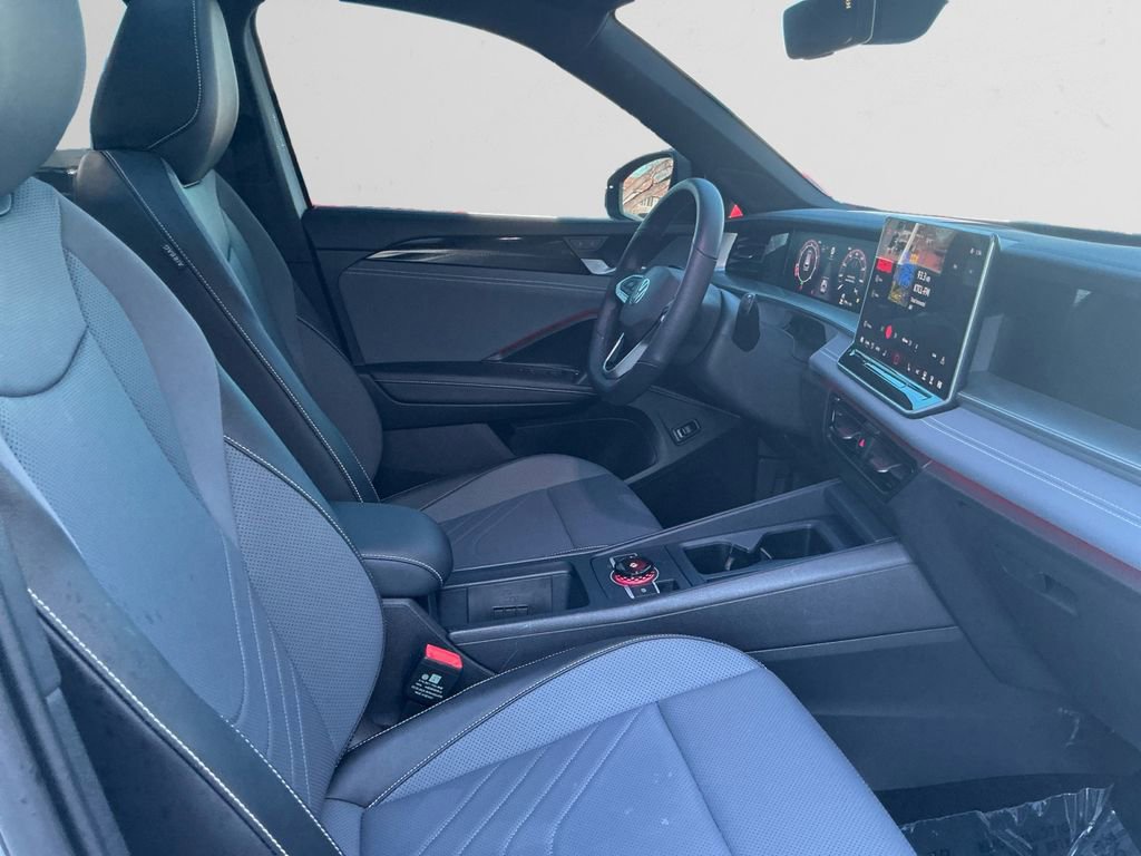 Used 2025 Volkswagen Tiguan SE R-Line image 15