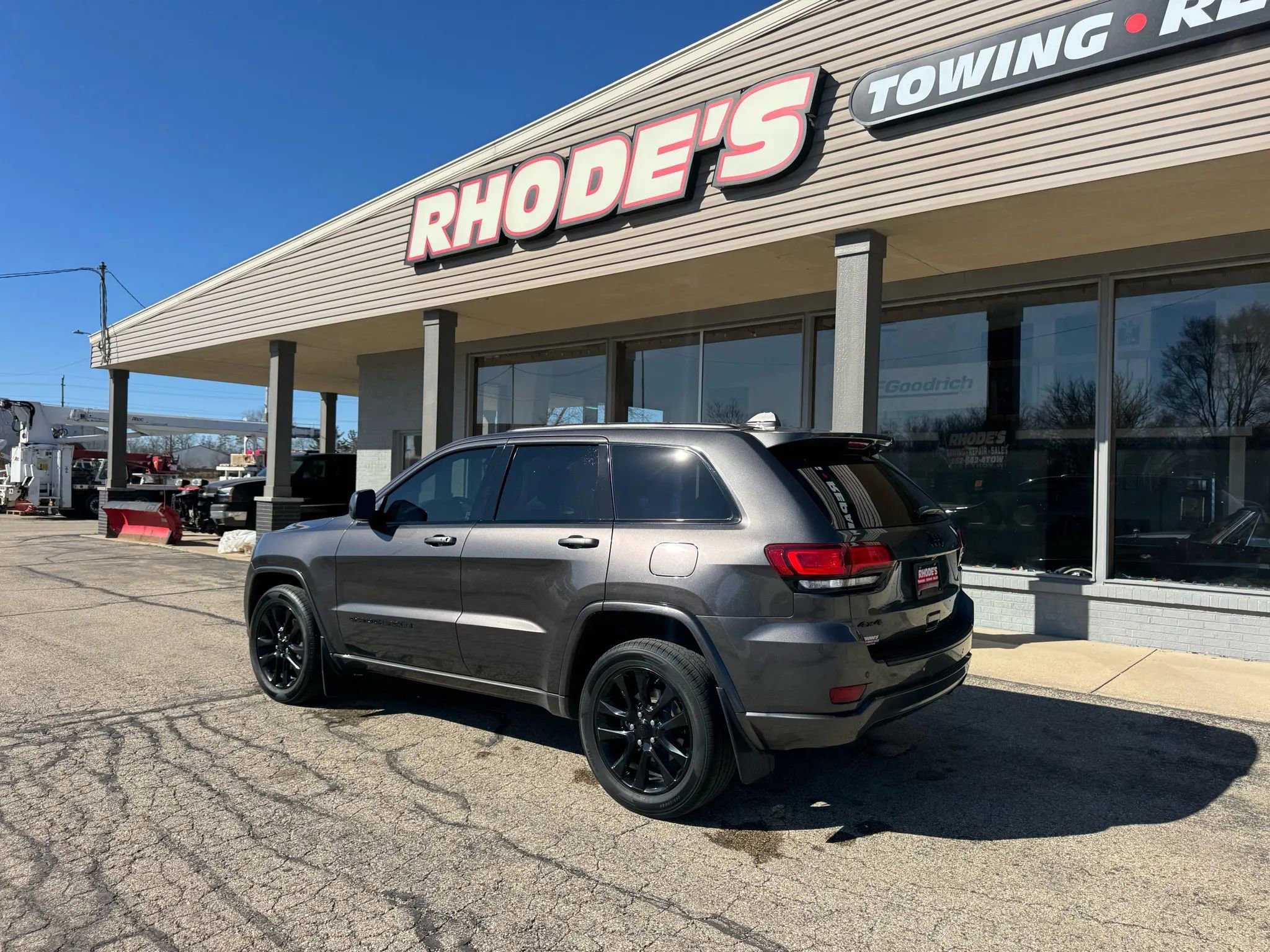 Used 2018 Jeep Grand Cherokee Altitude image 3
