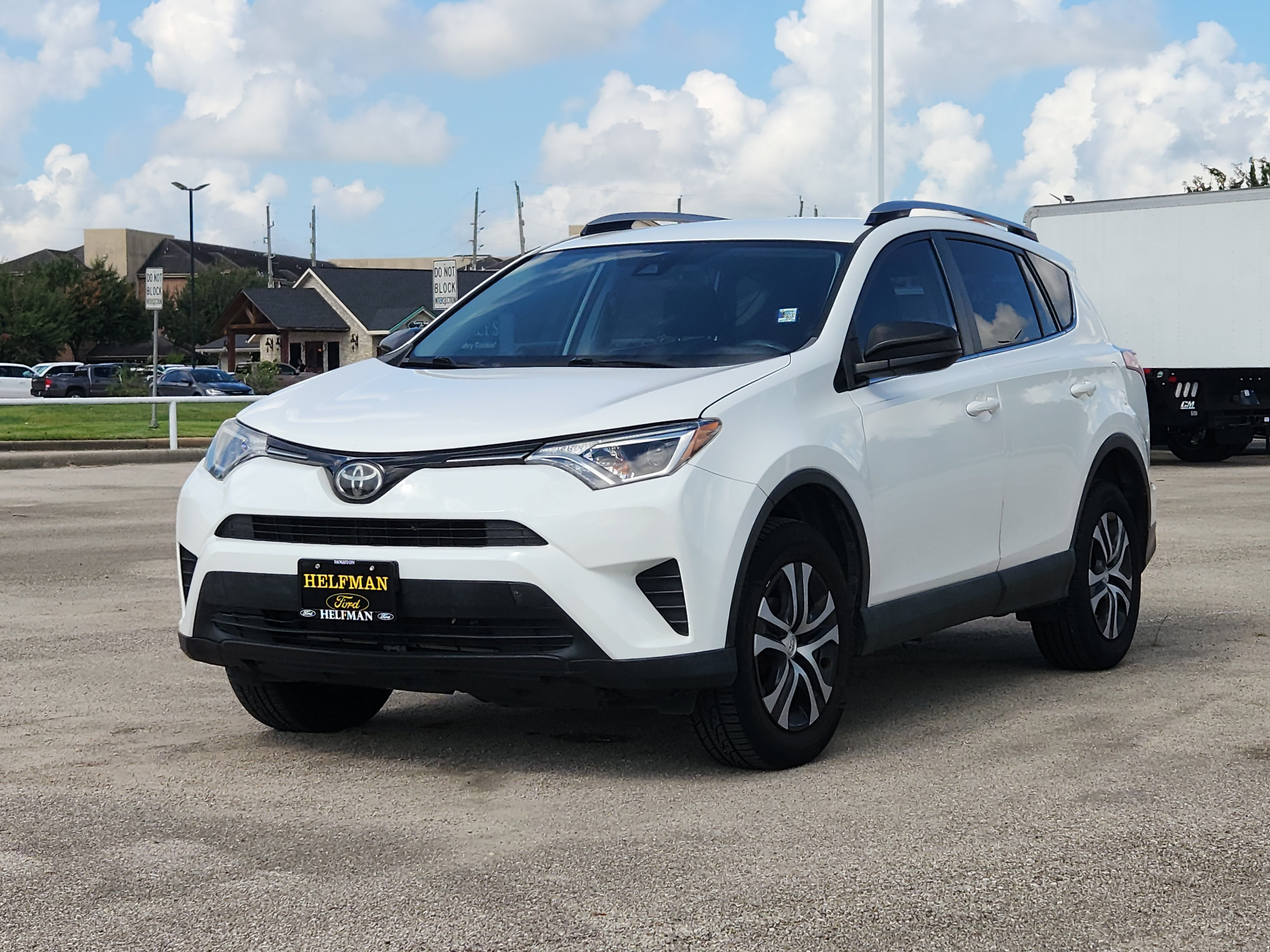 Used 2017 Toyota RAV4 LE FWD image 2