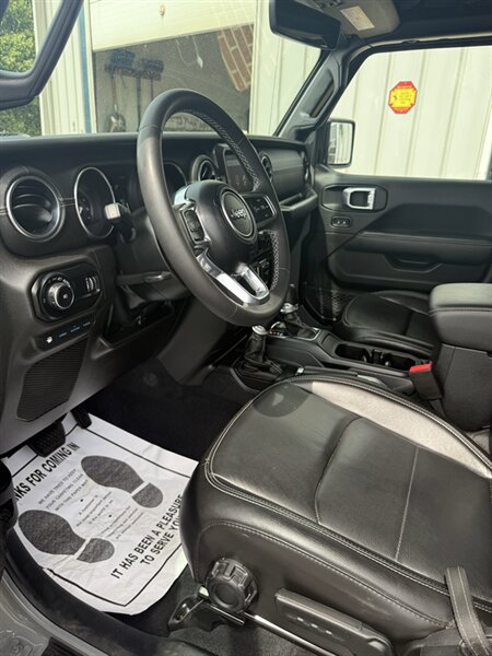 Used 2023 Jeep Wrangler Unlimited Sahara AWD/4WD image 13