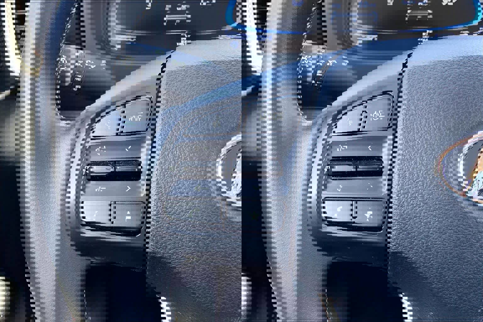 Used 2025 Hyundai Venue SEL FWD image 24