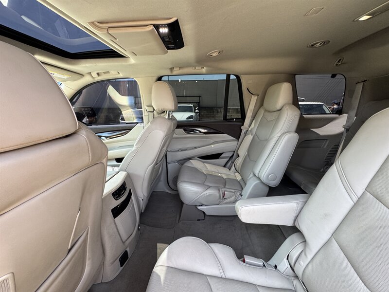 Used 2016 Cadillac Escalade Luxury AWD/4WD image 32