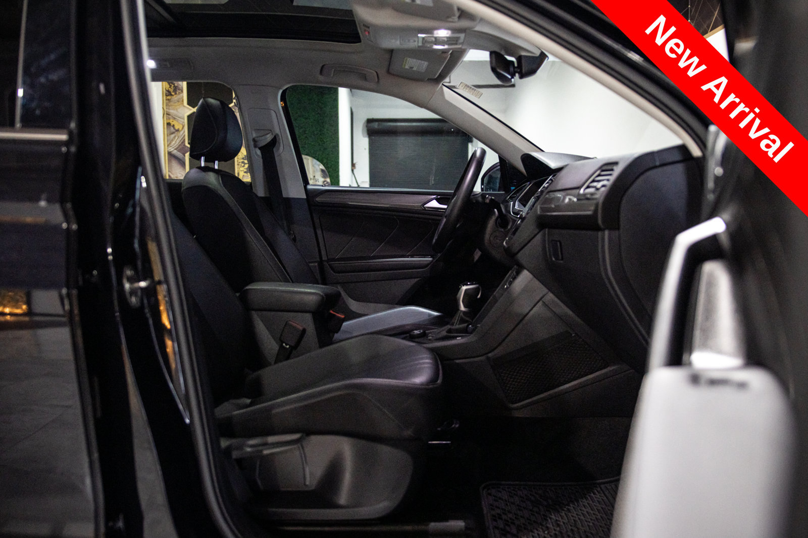 Used 2024 Volkswagen Tiguan SE AWD/4WD image 11
