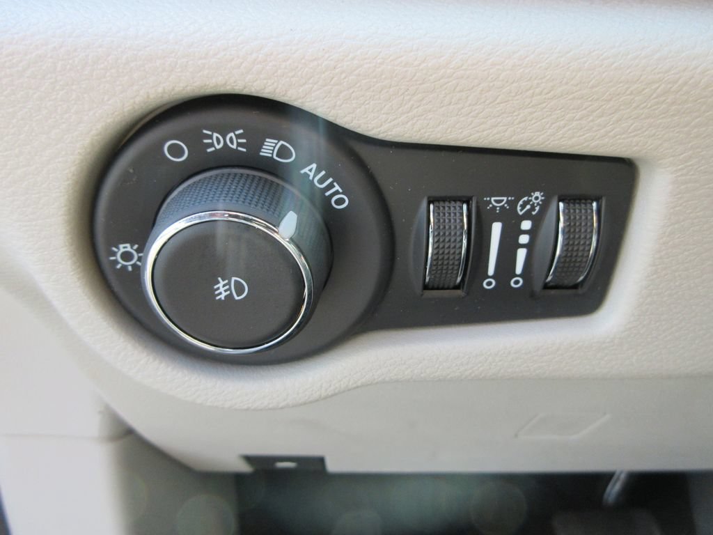 Used 2024 Chrysler Pacifica Touring-L FWD image 23