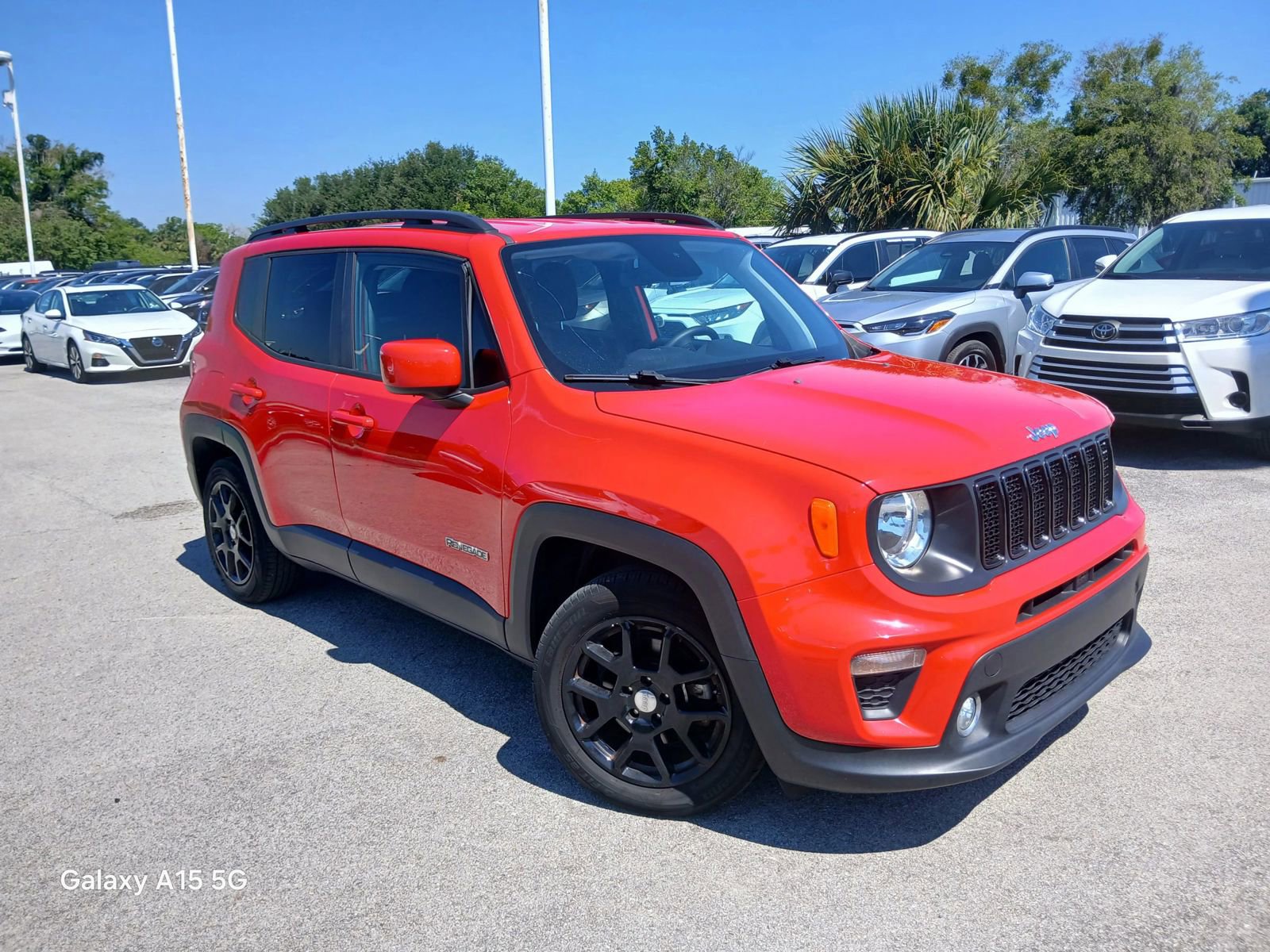 Used 2019 Jeep Renegade Latitude FWD image 2