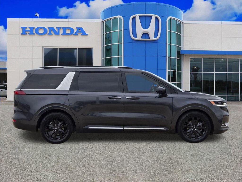 Used 2023 Kia Carnival SX FWD image 2