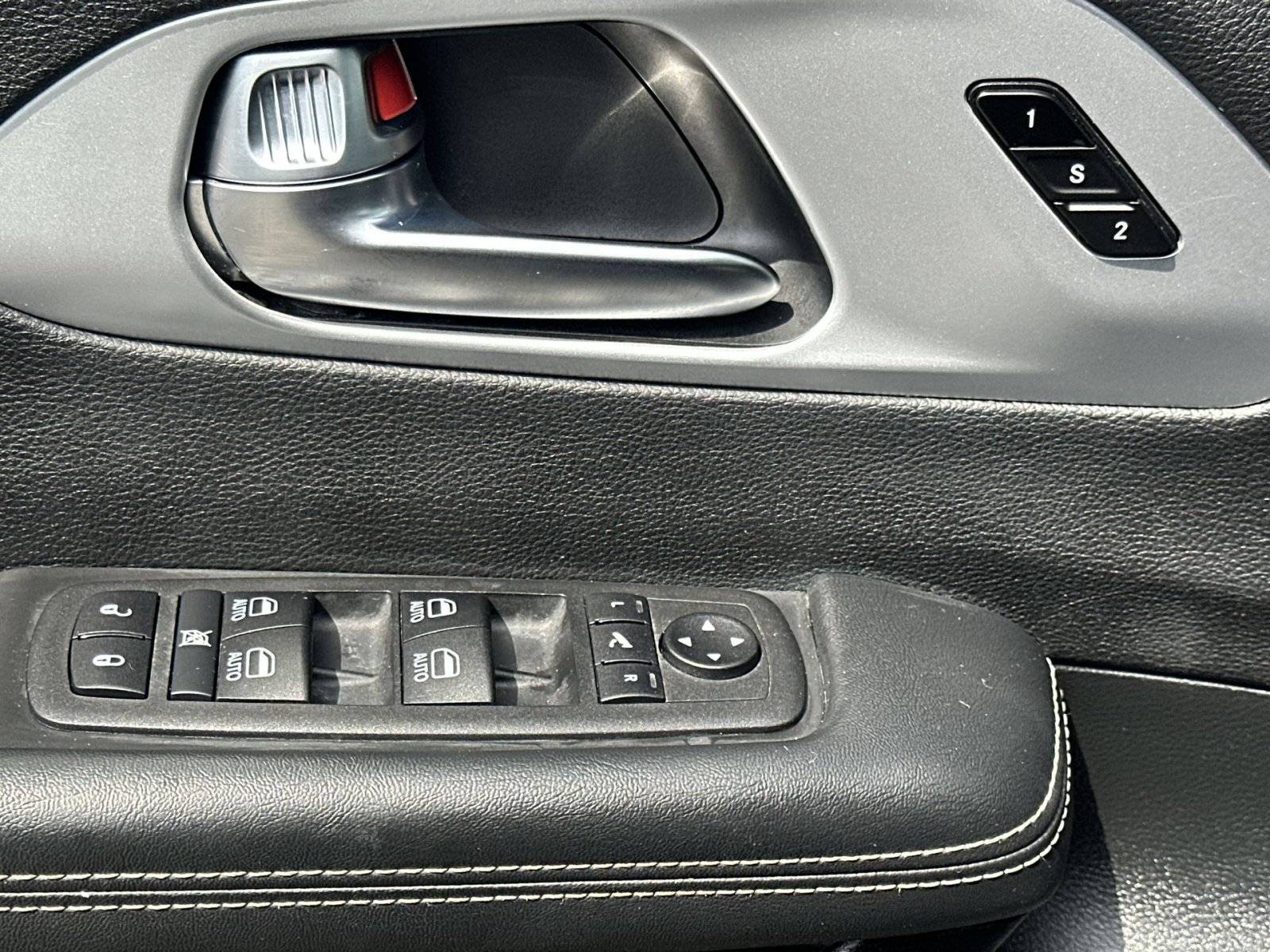 Used 2025 Chrysler Pacifica Limited FWD image 23