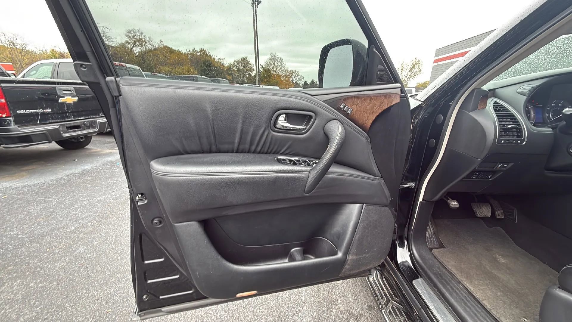 Used 2012 INFINITI QX56 4WD w/ Deluxe Touring Pkg image 9