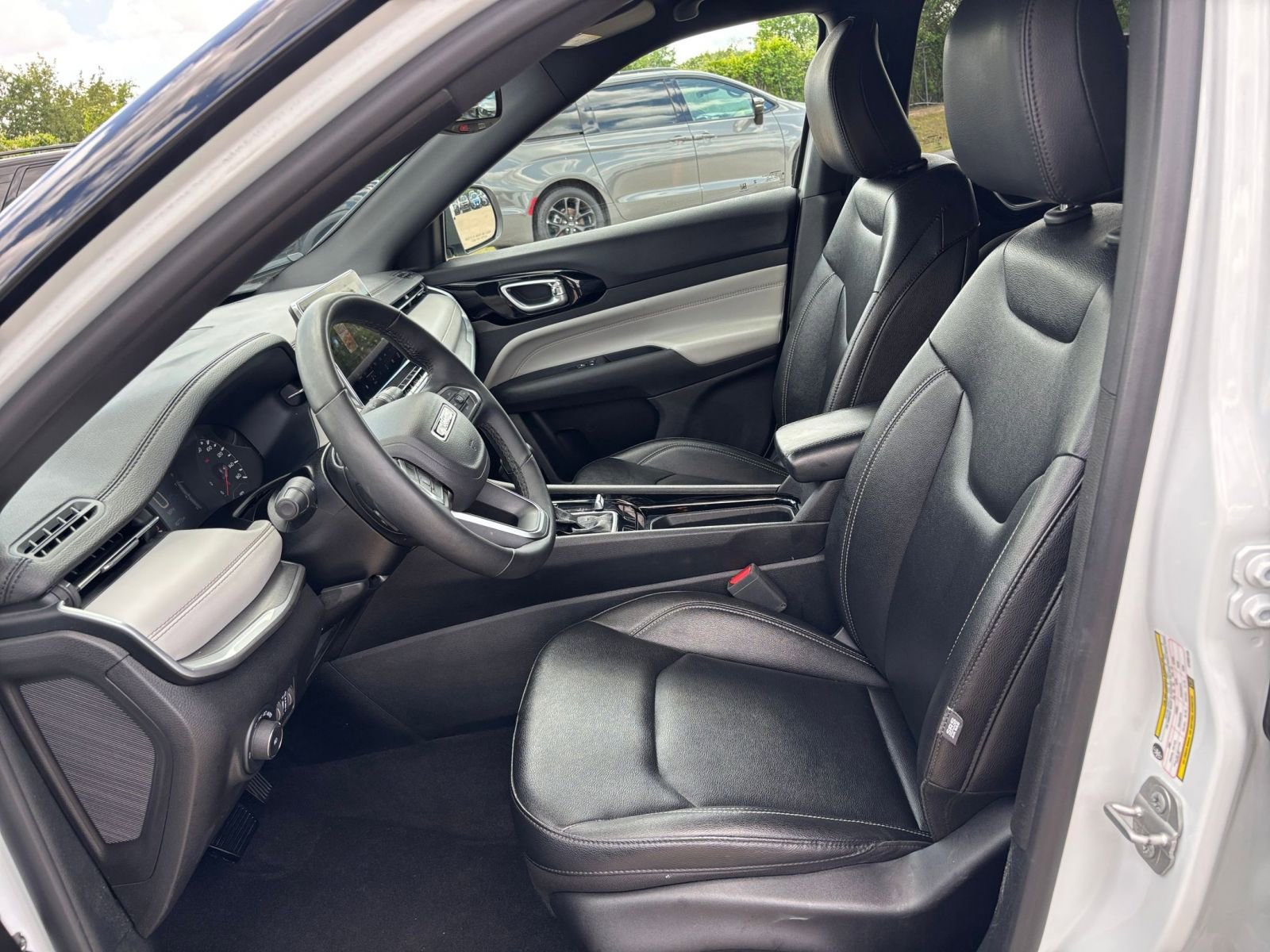 Used 2025 Jeep Compass Limited image 28