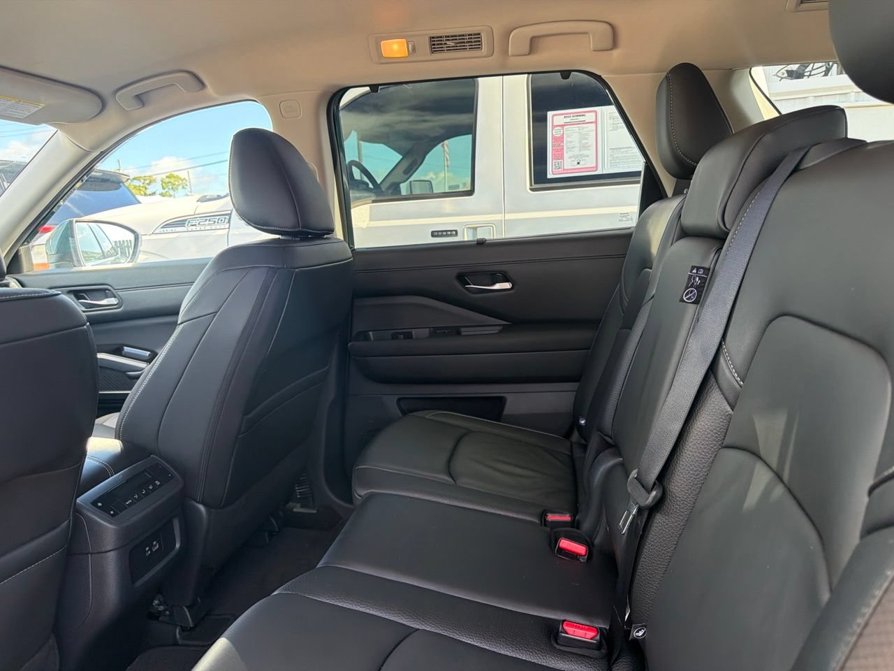 Used 2025 Nissan Pathfinder SL FWD image 12