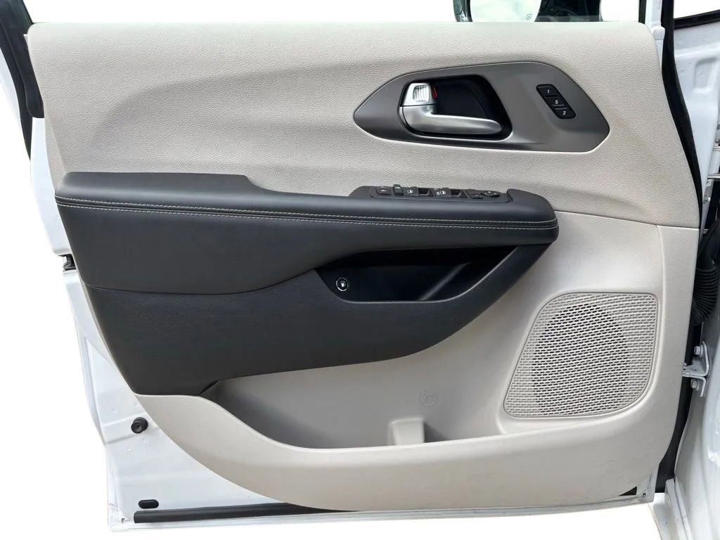 Used 2024 Chrysler Pacifica Limited FWD image 21