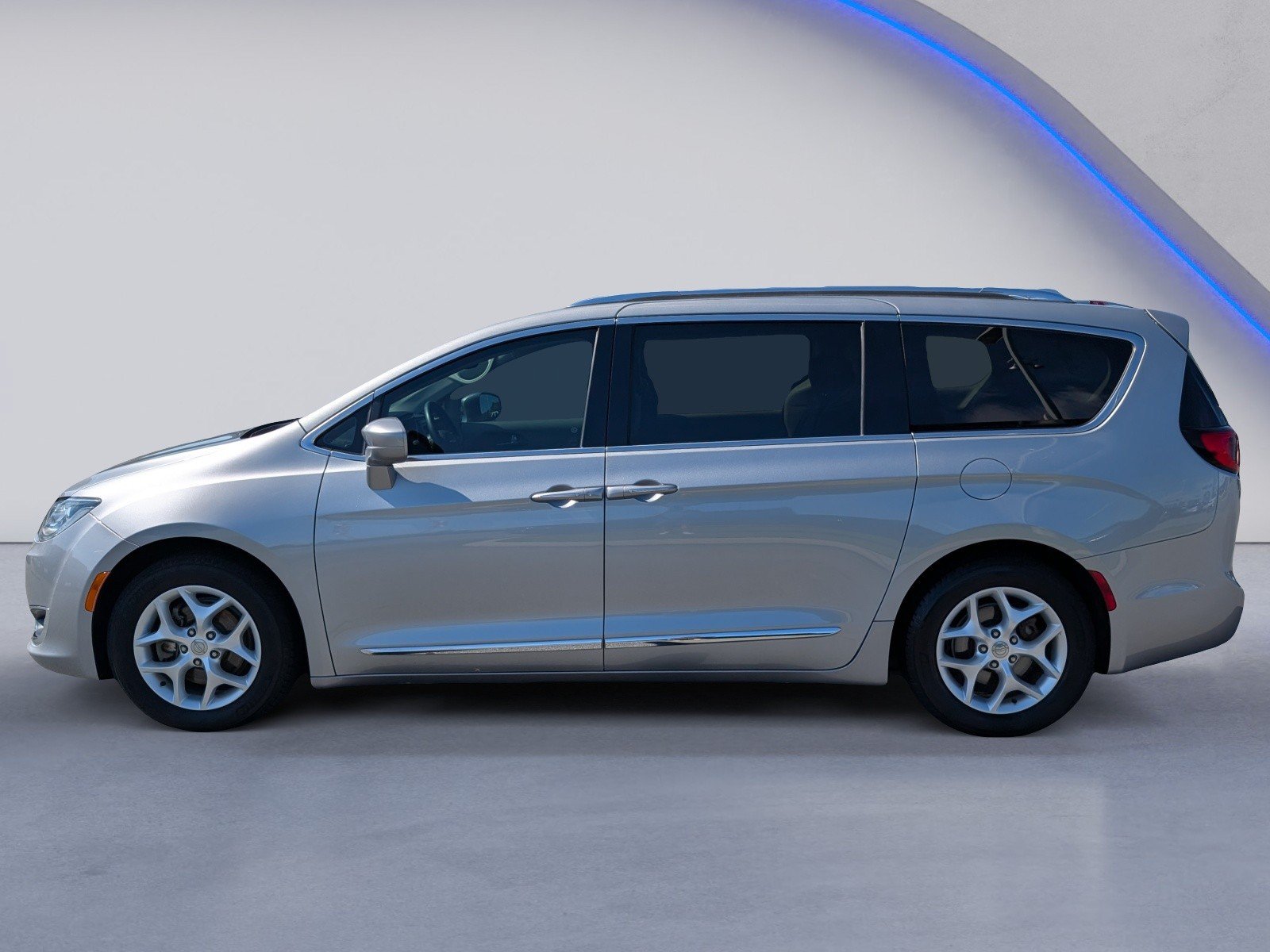 Used 2018 Chrysler Pacifica Touring-L Plus w/ Tire & Wheel Group FWD image 6