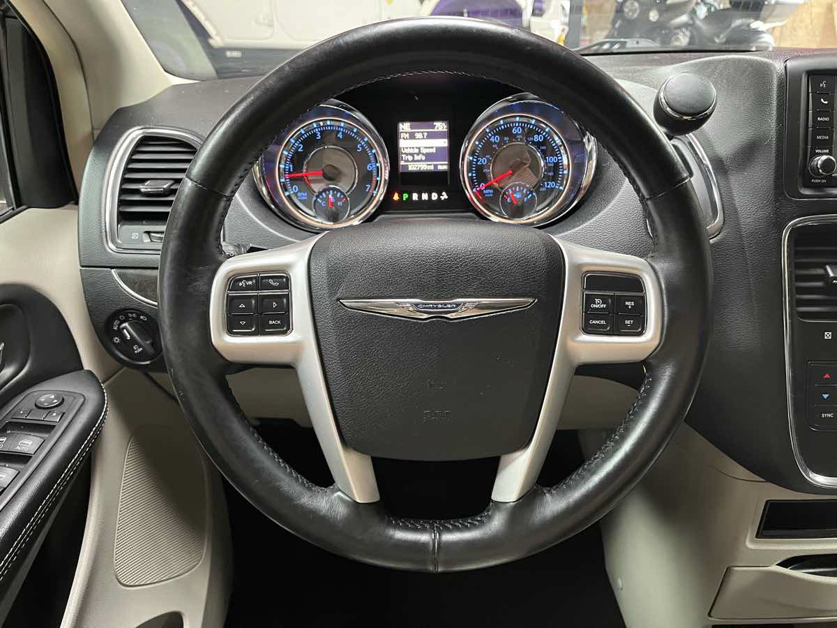 Used 2016 Chrysler Town & Country Touring w/ Driver Convenience Group FWD image 13
