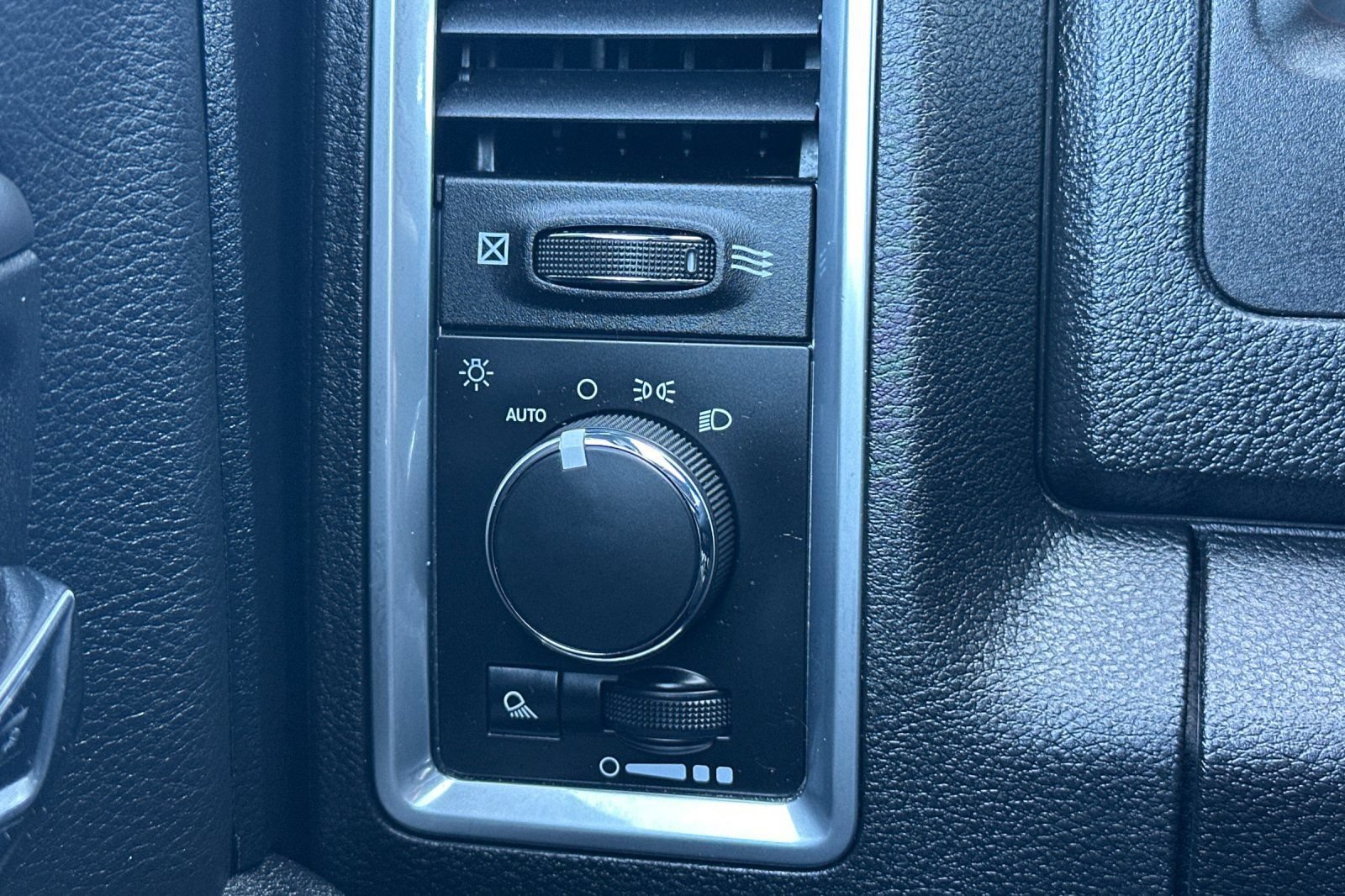Used 2024 RAM 1500 Warlock AWD/4WD image 35