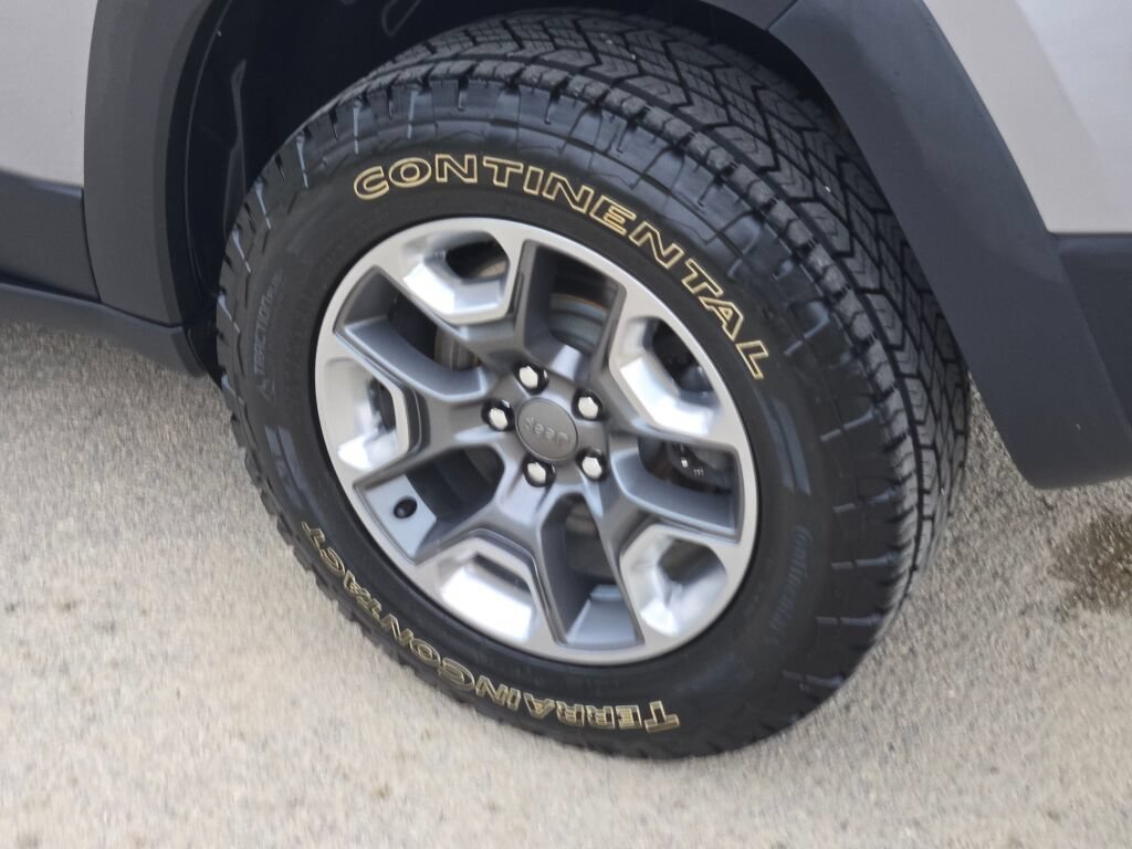 Used 2019 Jeep Cherokee Trailhawk AWD/4WD image 17