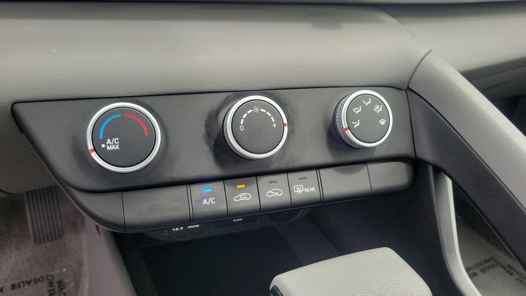Used 2024 Hyundai Elantra SE FWD image 15